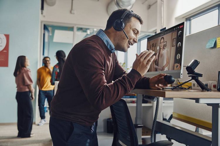 Produktbild: HP Poly Voyager Focus 2 On Ear Headset Bluetooth&reg; Stereo Schwarz Noise Cancelling Headset Computer