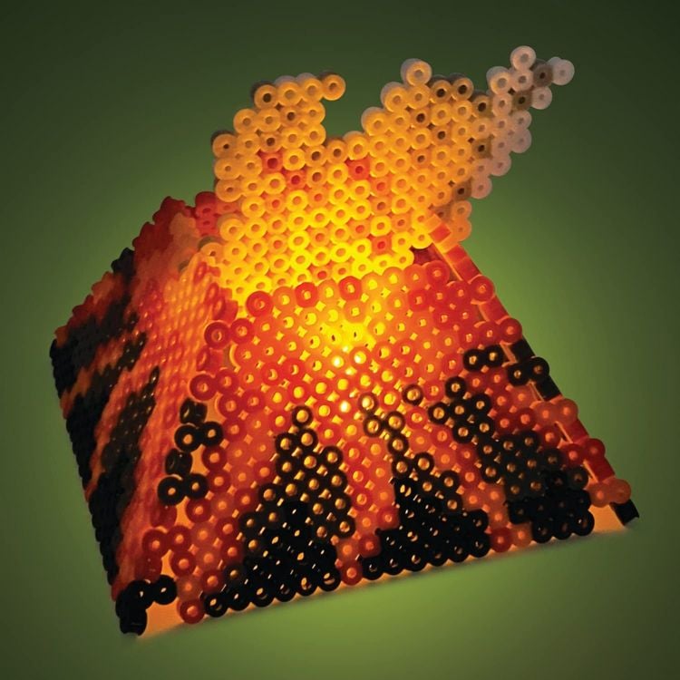Produktbild: Klassische B&uuml;gelperlen mal anders &ndash; im 3D Effekt! Das Set enth&auml;lt 13 Dinosaurier-Vorlagen f&uuml;r 3D Figuren, 4000 B&uuml;gelperlen und ein LED-Licht zum Beleuchten des Vulkans. Mit n&uuml;tzlichem Zubeh&ouml;r wie B&uuml;gelpapier, Plastikpinzette und einer Anleitung.