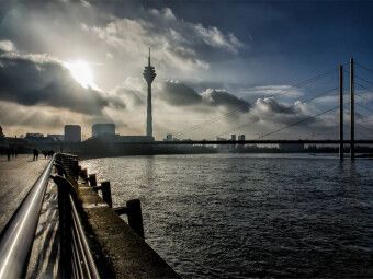 Produktbild: CALVENDO Puzzle Blick auf die Rheinkniebr&uuml;cke und den Rheinturm | 1000 Teile Lege-Gr&ouml;&szlig;e 64x48cm Foto-Puzzle f&uuml;r gl&uuml;ckliche Stunden