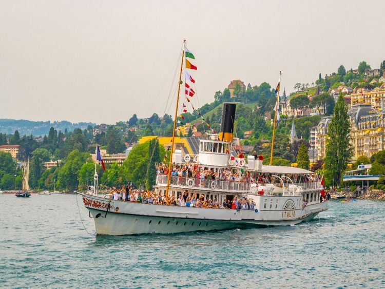 Produktbild: CALVENDO Puzzle Schaufelradschiff Italie w&auml;hrend der Parade in Montreux | 1000 Teile Lege-Gr&ouml;&szlig;e 64x48cm Foto-Puzzle f&uuml;r gl&uuml;ckliche Stunden