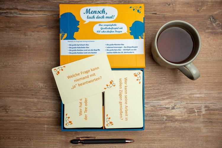 Produktbild: Mensch, lach doch mal! Das gro&szlig;e Scherzfragen-Quiz. Das vergn&uuml;gliche Gesellschaftsspiel. Quiz-Box mit 100 Spielkarten. (Spiel)