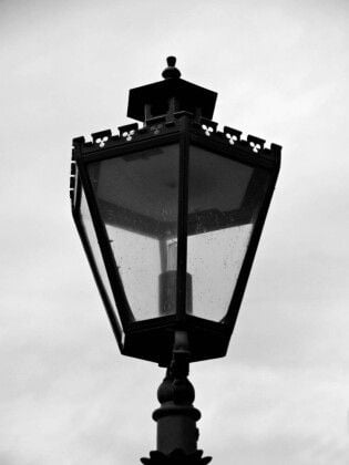 Produktbild: CALVENDO Puzzle Stra&szlig;enlaterne Monochrom | 1000 Teile Lege-Gr&ouml;&szlig;e 64x48cm Foto-Puzzle f&uuml;r gl&uuml;ckliche Stunden