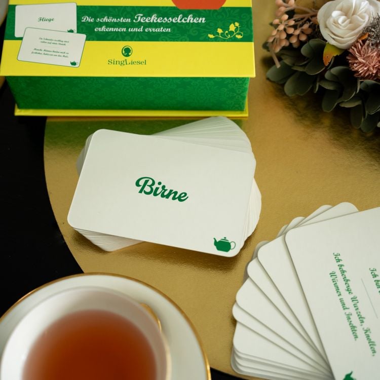 Produktbild: Die gro&szlig;e Teekesselchen-Quiz-Box f&uuml;r Senioren. Der Spiele-Klassiker. Das Spiel rund um beliebte Teekesselchen f&uuml;r Senioren. Auch mit Demenz. Spiele Box mit 100 Karten.