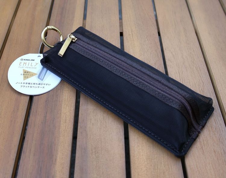 Produktbild: EMILY Mesh Federm&auml;ppchen (Black) Flat Pen Case | by KING JIM