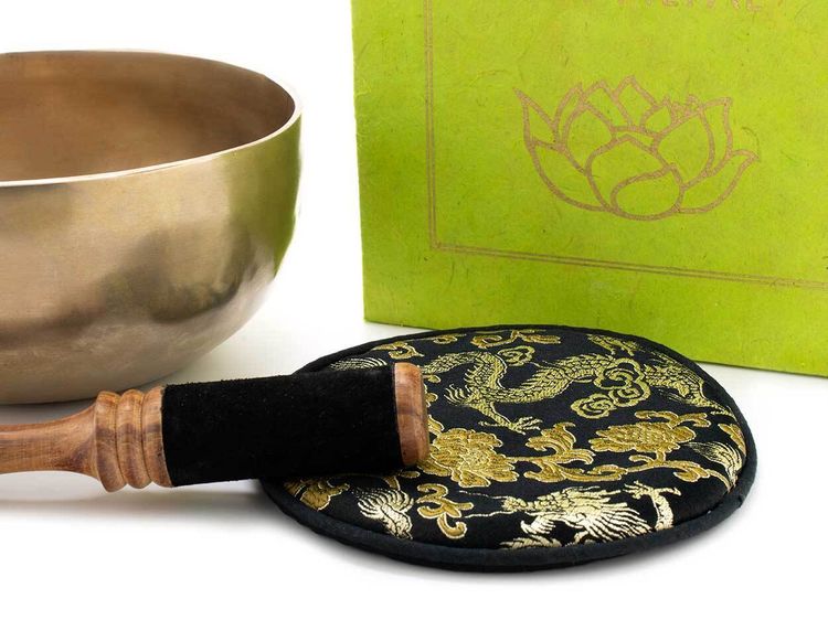 Produktbild: Klangschale in gr&uuml;ner Geschenkbox M mit Lotus-Box und Zubeh&ouml;r