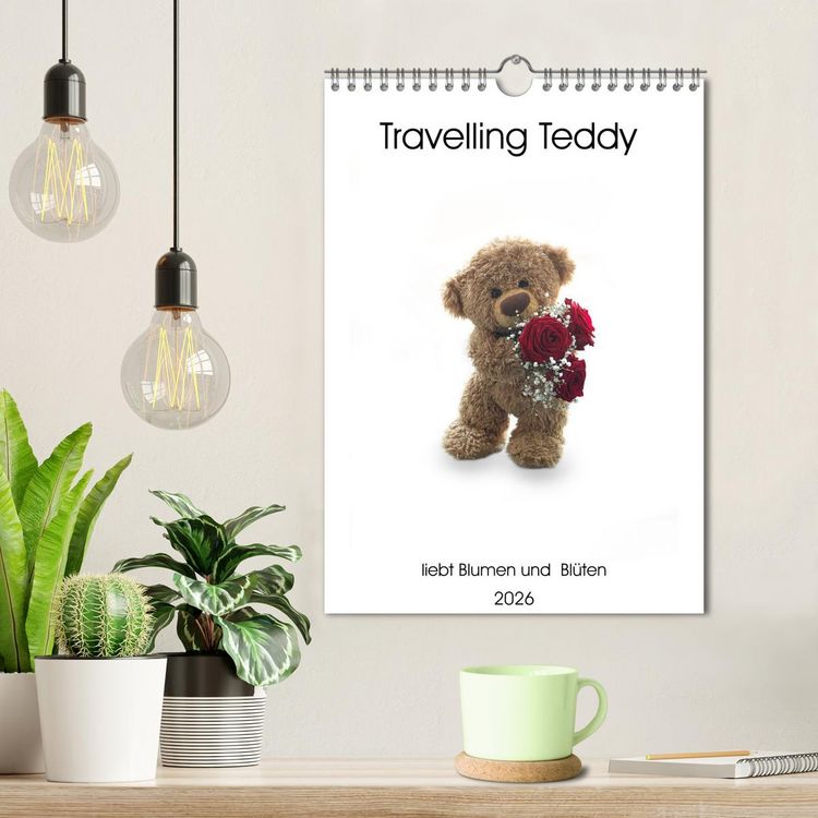 Produktbild: Travelling Teddy liebt Blumen und Bl&uuml;ten (Wandkalender 2026 DIN A4 hoch), CALVENDO Monatskalender