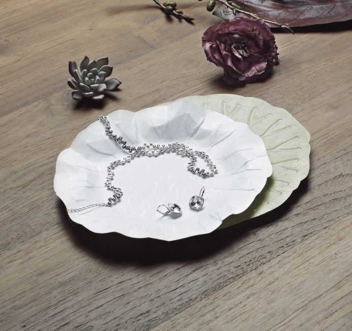 Produktbild: Flexible Hanji-Papierschale Lotusblatt (S) Wei&szlig; &ndash; Ablage / Servierschale aus koreanischem Hanji-Papier