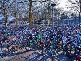 Produktbild: CALVENDO Puzzle Fahrr&auml;der auf dem Bahnhofsvorplatz | 1000 Teile Lege-Gr&ouml;&szlig;e 64x48cm Foto-Puzzle f&uuml;r gl&uuml;ckliche Stunden