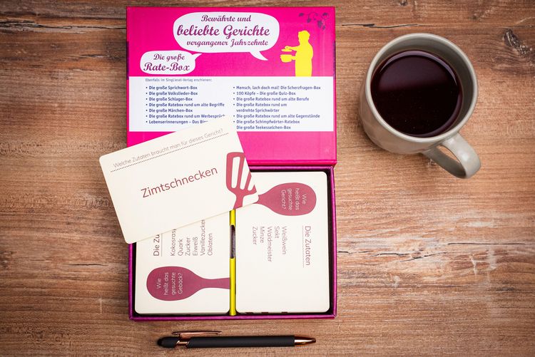 Produktbild: Das gro&szlig;e Quiz-Spiel rund ums Kochen f&uuml;r Senioren. Das Spiel rund um bekannte Gerichte fr&uuml;herer Tage f&uuml;r Senioren. Auch mit Demenz. Spiele Box mit 100 Karten.