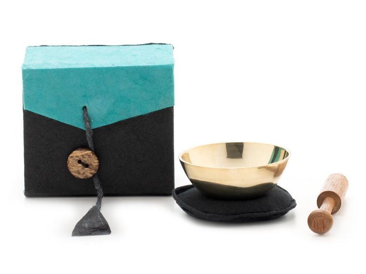 Produktbild: Mini-Klangschale mit zartem Klang f&uuml;r feines H&ouml;ren - die Geschenk Idee f&uuml;r kleine und gro&szlig;e Klangschalen Fans! Verpackt ist die gegossene Schale in einer Box aus handgesch&ouml;pftem Naturpapier mit raffinierter Knopfbindung. Inklusive Zubeh&ouml;r.
