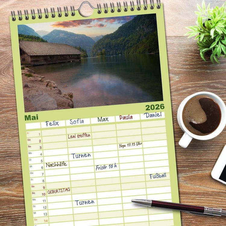Produktbild: Familienplaner 2026 - Verzauberte Bergwelten mit 5 Spalten (Wandkalender, 21 x 45 cm) CALVENDO