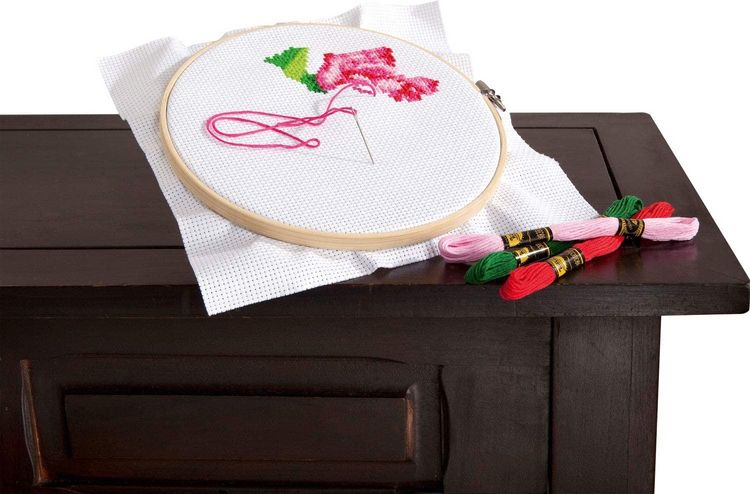 Produktbild: Folia Stickgarn BASIC, 52 Docken je 8m in 26 Farben
