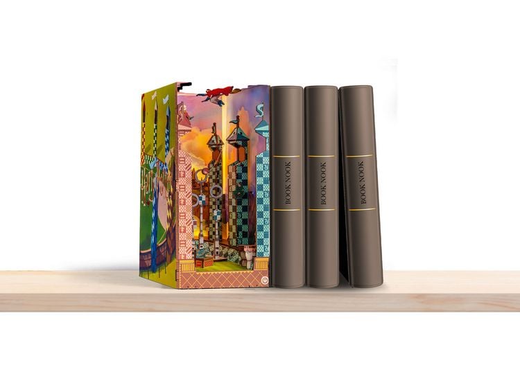 Produktbild: Book Nook DIY B&uuml;cherecke Harry Potter Quidditch Field von Revell Tiny Adventures