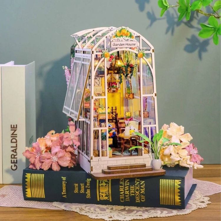 Produktbild: FiguredArt M2313 - DIY Book Nook, Garden House, Gew&auml;chshaus mit Blumen, Puzzle, 55 Teile, Miniatur-Diorama