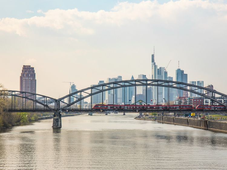 Produktbild: CALVENDO Puzzle Die Deutschherrnbr&uuml;cke vor der Frankfurter Skyline | 1000 Teile Lege-Gr&ouml;&szlig;e 64x48cm Foto-Puzzle f&uuml;r gl&uuml;ckliche Stunden