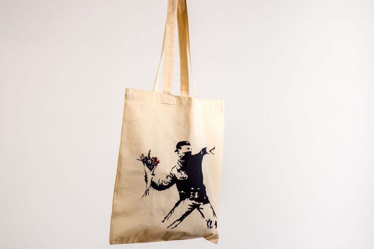 Produktbild: Stofftasche Banksy - Blumenwerfer