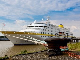 Produktbild: CALVENDO Puzzle Kreuzfahrtschiff liegt vor Anker | 1000 Teile Lege-Gr&ouml;&szlig;e 64x48cm Foto-Puzzle f&uuml;r gl&uuml;ckliche Stunden