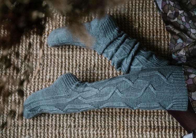 Produktbild: 52 Wochen Socken stricken. Die sch&ouml;nsten Stricksocken internationaler Designerinnen des Laine Magazines