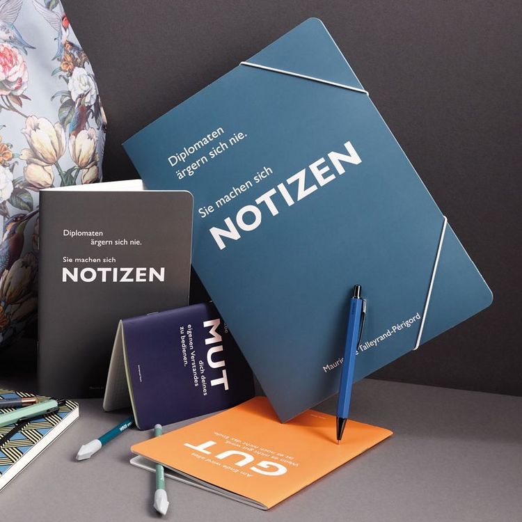 Produktbild: Sammelmappe A4 blau, "Diplomaten &auml;rgern sich nie. Sie machen sich Notizen." (Maurice de Talleyrand-P&eacute;rigord)