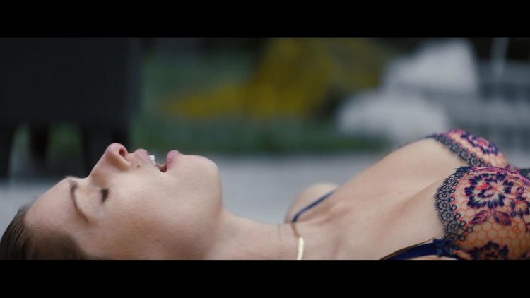 Produktbild: The Girl In The Pool