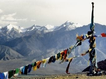 Produktbild: CALVENDO Puzzle Gebetsfahnen vor dem Himalaya | 1000 Teile Lege-Gr&ouml;&szlig;e 64 &times; 48 cm Foto-Puzzle f&uuml;r gl&uuml;ckliche Stunden