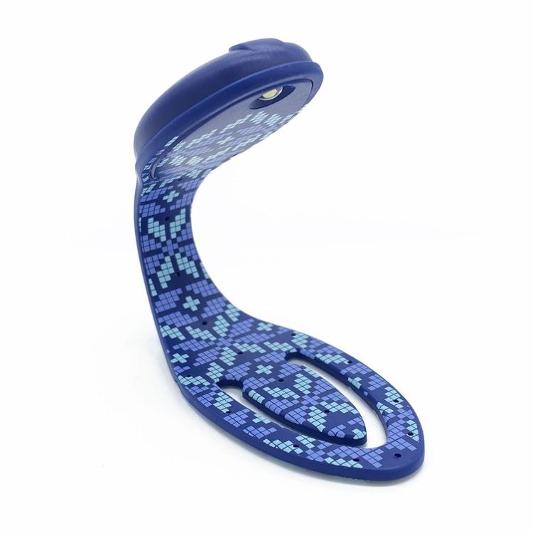 Produktbild: Flexilight Leselicht (Icelandic Blue) | 2 in 1 Leselampe & Lesezeichen | Geschenk für Leser, Buchliebhaber | Deutsche Ausgabe