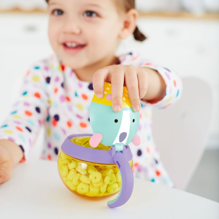 Produktbild: Diese niedliche Zoo-Snack-Box sorgt f&uuml;r ein eigenst&auml;ndiges Knabbern ohne Sauerei. Der leicht zu haltende und rutschfeste Griff ist genau das Richtige f&uuml;r kleine H&auml;nde. Der Deckel sorgt daf&uuml;r, dass alles im Beh&auml;lter frisch bleiben. Die flexiblen Lamme