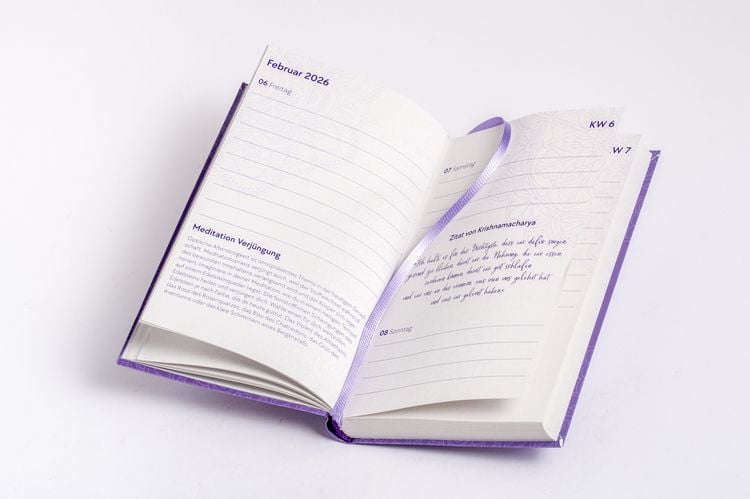 Produktbild: Yoga-Kalender 2026 - Taschenkalender mit Mantras, Meditationen, Affirmationen und Hintergrundgeschichten - im praktischen Format 10,0 x 15,5 cm, mit zahlreichen Illustrationen und Leseb&auml;ndchen