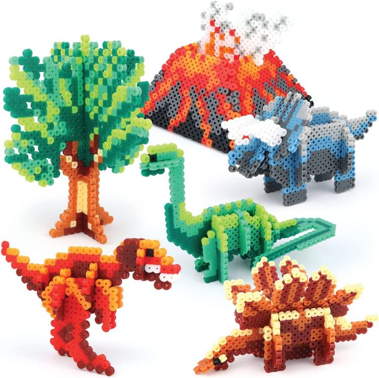 Produktbild: Klassische B&uuml;gelperlen mal anders &ndash; im 3D Effekt! Das Set enth&auml;lt 13 Dinosaurier-Vorlagen f&uuml;r 3D Figuren, 4000 B&uuml;gelperlen und ein LED-Licht zum Beleuchten des Vulkans. Mit n&uuml;tzlichem Zubeh&ouml;r wie B&uuml;gelpapier, Plastikpinzette und einer Anleitung.
