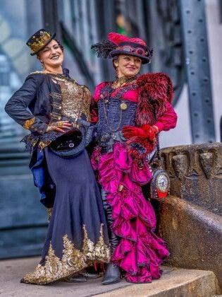 Produktbild: CALVENDO Puzzle Zwei Steampunk-Ikonen am Bahnhof | 1000 Teile Lege-Gr&ouml;&szlig;e 64x48cm Foto-Puzzle f&uuml;r gl&uuml;ckliche Stunden