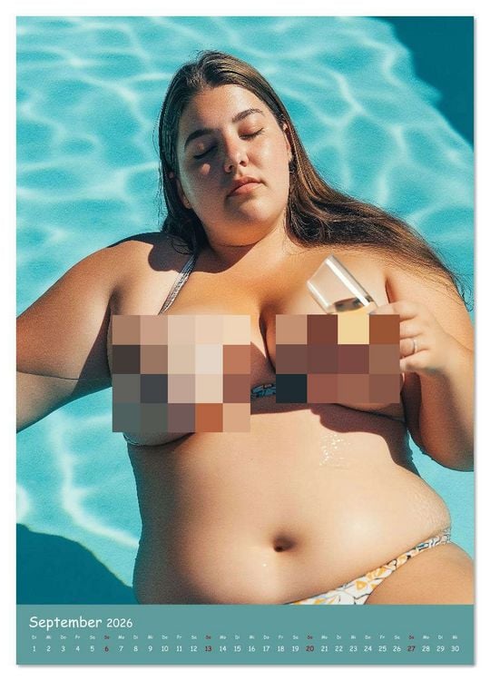 Produktbild: Curvy Pin-up Girls - Verf&uuml;hrerische Rundungen am Pool (Wandkalender 2026 DIN A3 hoch), CALVENDO Monatskalender