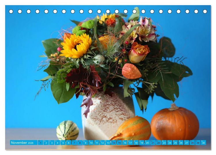 Produktbild: Still Life - Blumen vor der blauen Wand (Tischkalender 2026 DIN A5 quer), CALVENDO Monatskalender