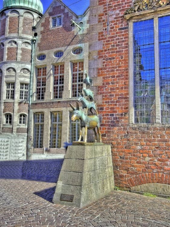 Produktbild: CALVENDO Puzzle Bremen - Das bekannteste Wahrzeichen der Stadt, die Stadtmusikanten von 1953 | 1000 Teile Lege-Gr&ouml;&szlig;e 64x48cm Foto-Puzzle f&uuml;r gl&uuml;ckliche Stunden