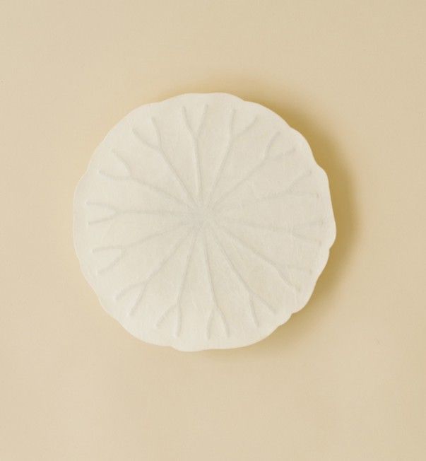Produktbild: Flexible Hanji-Papierschale Lotusblatt (S) Wei&szlig; &ndash; Ablage / Servierschale aus koreanischem Hanji-Papier