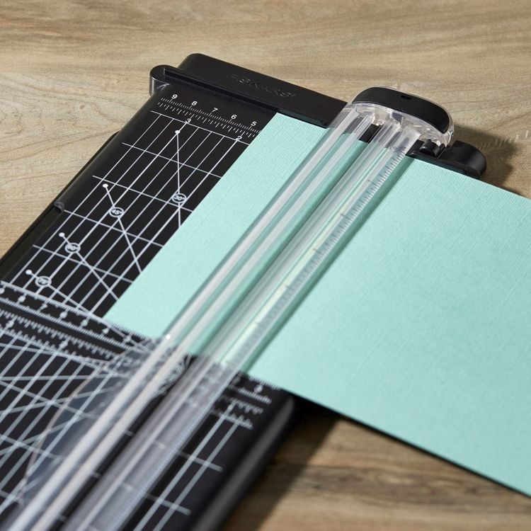 Produktbild: Fiskars Papierschneidemaschine SureCut Papierschneidemaschine A4, Recycling Mischung