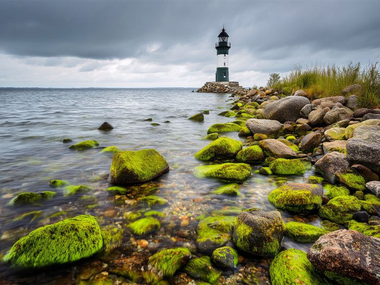 Produktbild: CALVENDO Puzzle Umgeben von moosbedeckten Zeugen zeigt der W&auml;chter den Seeleuten ihren Weg | 1000 Teile Lege-Gr&ouml;&szlig;e 64x48cm Foto-Puzzle f&uuml;r gl&uuml;ckliche