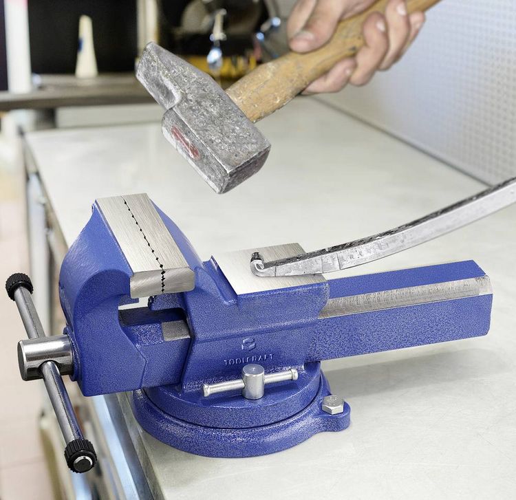 Produktbild: TOOLCRAFT Schraubstock TO-10398732 Backenbreite: 125 mm Spann-Weite (max.): 150 mm