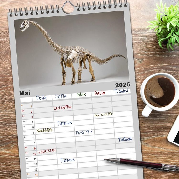 Produktbild: Familienplaner 2026 - Knochen der Giganten - Dinosaurier im Portr&auml;t mit 5 Spalten (Wandkalender, 21 x 45 cm) CALVENDO