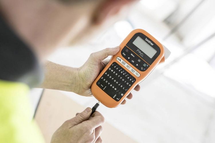 Produktbild: Brother P-touch E110 Beschriftungsger&auml;t Geeignet f&uuml;r Schriftband: TZe 3.5 mm, 6 mm, 9 mm, 12 mm