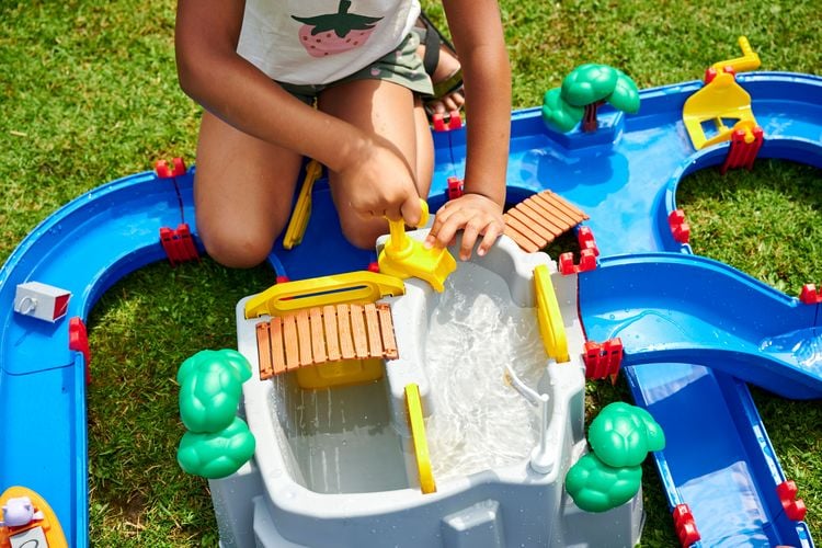 Produktbild: AquaPlay - Wasserbahn Set Bergsee - 42-teiliges Spieleset mit Bergsee, Wasserfall und geheimer H&ouml;hle, Wasserspielspa&szlig; inkl. 3 Tierfiguren, 2 Booten, ab 3 Jahren