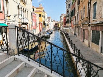 Produktbild: CALVENDO Puzzle Venedig ist Heimat von hunderten Br&uuml;cken und Kan&auml;le. | 1000 Teile Lege-Gr&ouml;&szlig;e 64x48cm Foto-Puzzle f&uuml;r gl&uuml;ckliche Stunden