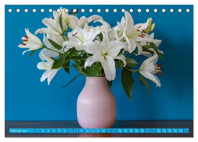Produktbild: Still Life - Blumen vor der blauen Wand (Tischkalender 2026 DIN A5 quer), CALVENDO Monatskalender