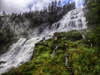 Produktbild: CALVENDO Puzzle Sehnsucht Norwegen - Svandalsfossen- Es ist ein Land der beeindruckenden Wasserf&auml;lle | 1000 Teile Lege-Gr&ouml;&szlig;e 64x48cm Foto-Puzzle f&uuml;r gl&uuml;ckliche Stunden