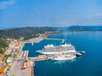 Produktbild: CALVENDO Puzzle Kreuzfahrtschiff im Hafen von Katakolon - Griechenland von oben | 1000 Teile Lege-Gr&ouml;&szlig;e 64x48cm Foto-Puzzle f&uuml;r gl&uuml;ckliche Stunden