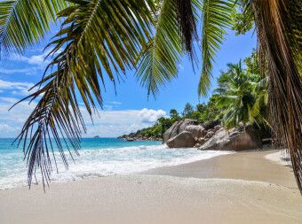 Produktbild: CALVENDO Puzzle Anse Lazio auf Praslin | 2000 Teile Lege-Gr&ouml;&szlig;e 90x67cm Foto-Puzzle f&uuml;r gl&uuml;ckliche Stunden