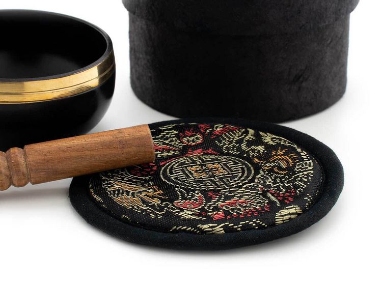 Produktbild: Kleine schwarze Klangschalen in schwarzer, runder Box mit Longevity-Aufdruck