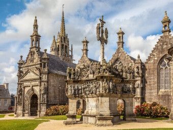 Produktbild: CALVENDO Puzzle Pfarrei Lampaul-Guimiliau in der Bretagne, Frankreich | 1000 Teile Lege-Gr&ouml;&szlig;e 64x48cm Foto-Puzzle f&uuml;r gl&uuml;ckliche Stunden
