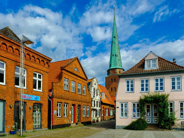Produktbild: CALVENDO Puzzle Altstadtgasse mit Kirche St. Lorenz | 1000 Teile Lege-Gr&ouml;&szlig;e 64x48cm Foto-Puzzle f&uuml;r gl&uuml;ckliche Stunden