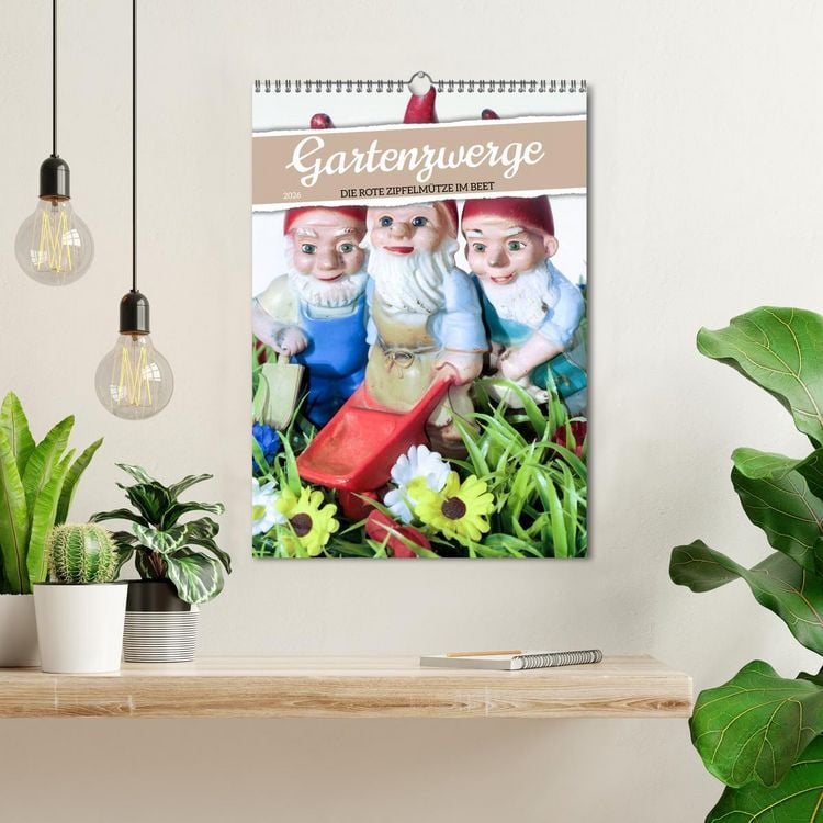 Produktbild: Gartenzwerge: Die rote Zipfelm&uuml;tze im Beet (Wandkalender 2026 DIN A3 hoch), CALVENDO Monatskalender