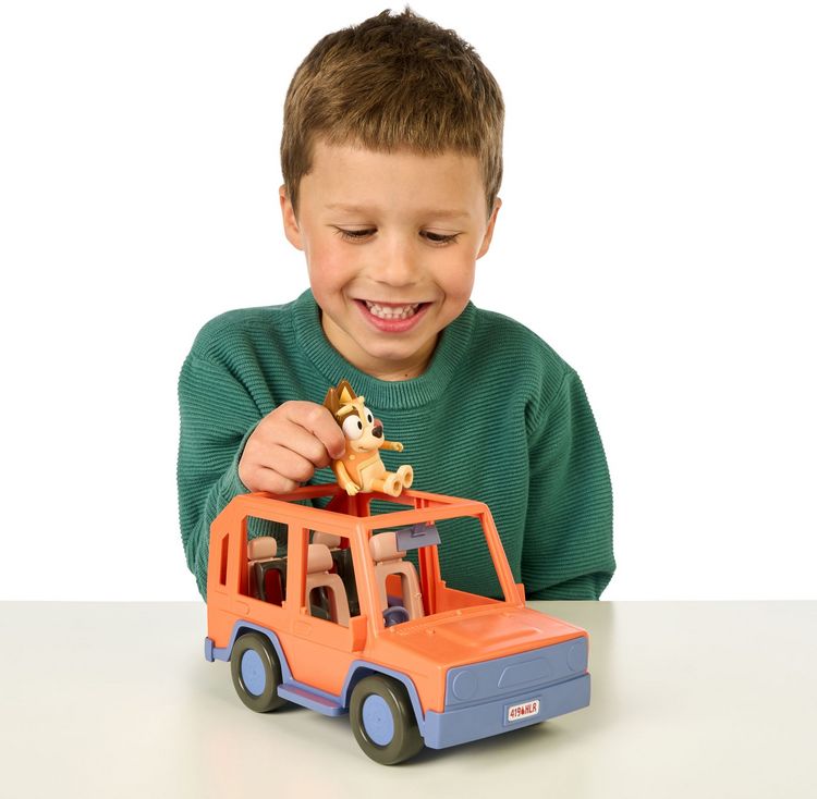 Produktbild: Moose Toys 300176 - BLUEY S11 Heeler Family Road Trip 4WD Vehicle, Familienauto mit Chilli-Figur